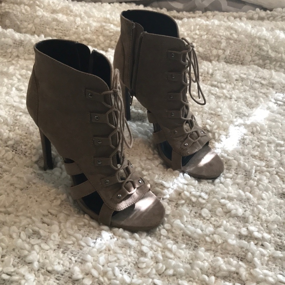 Heels - Picture 4 of 4